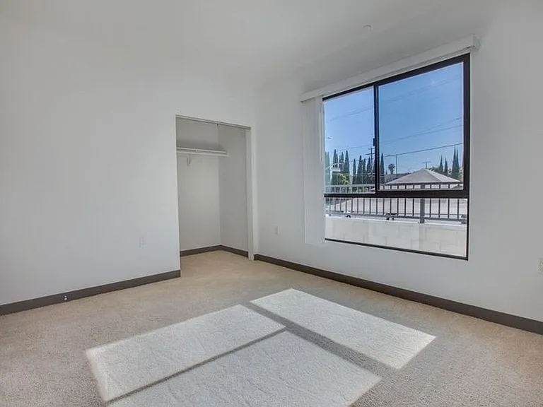 4255 Lockwood Ave — Photo 20