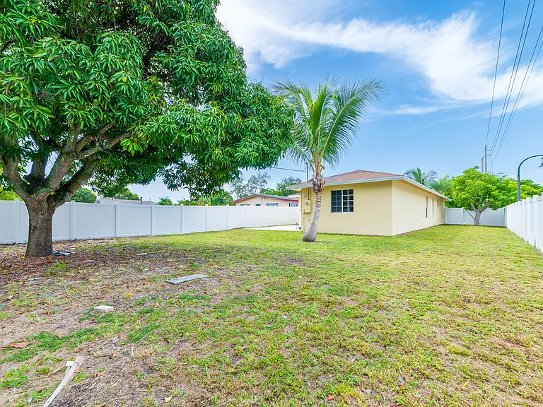 289 SW 3rd Ct — Photo 31
