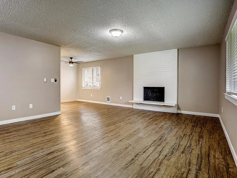 Sunset East Apartments — Photo 32