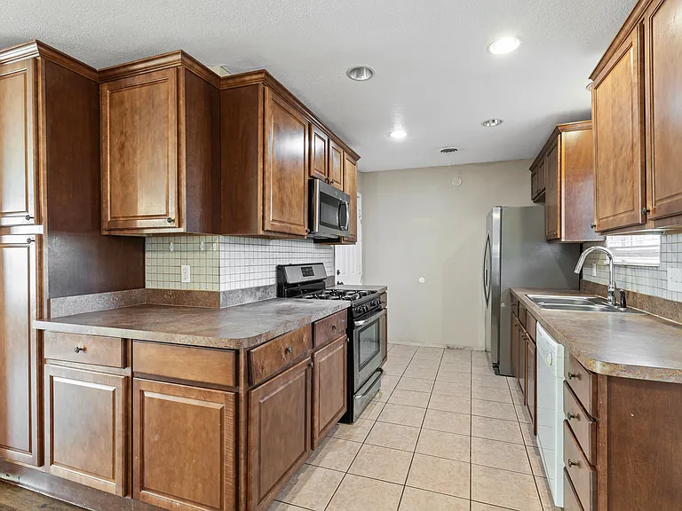 1001 Altamont Dr — Photo 11