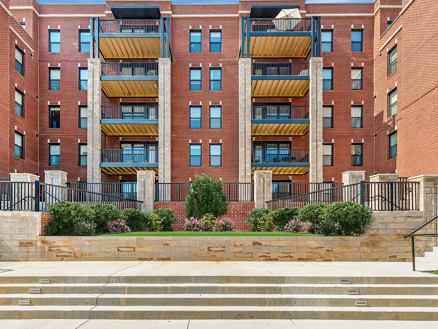 Circ Apartments — Photo 2