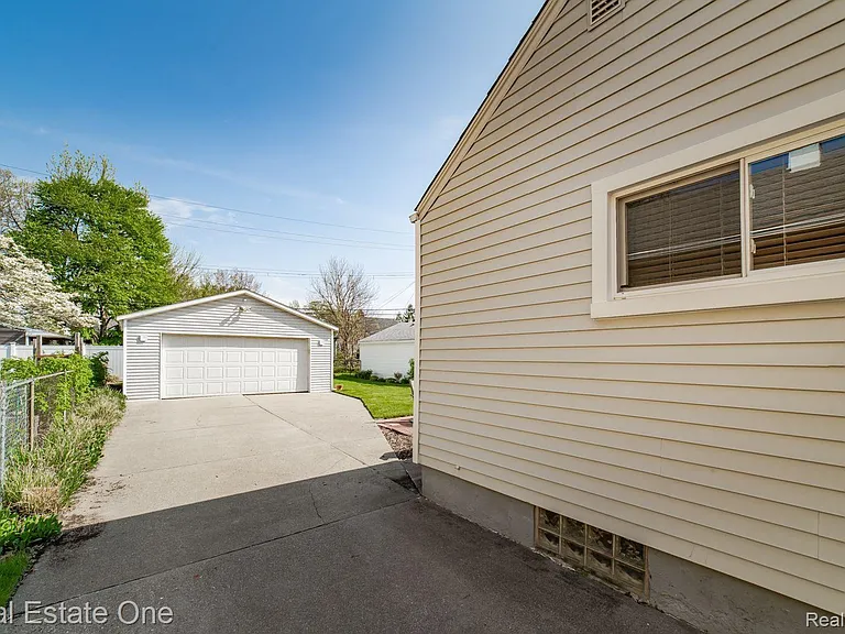 475 E Marshall St — Photo 33