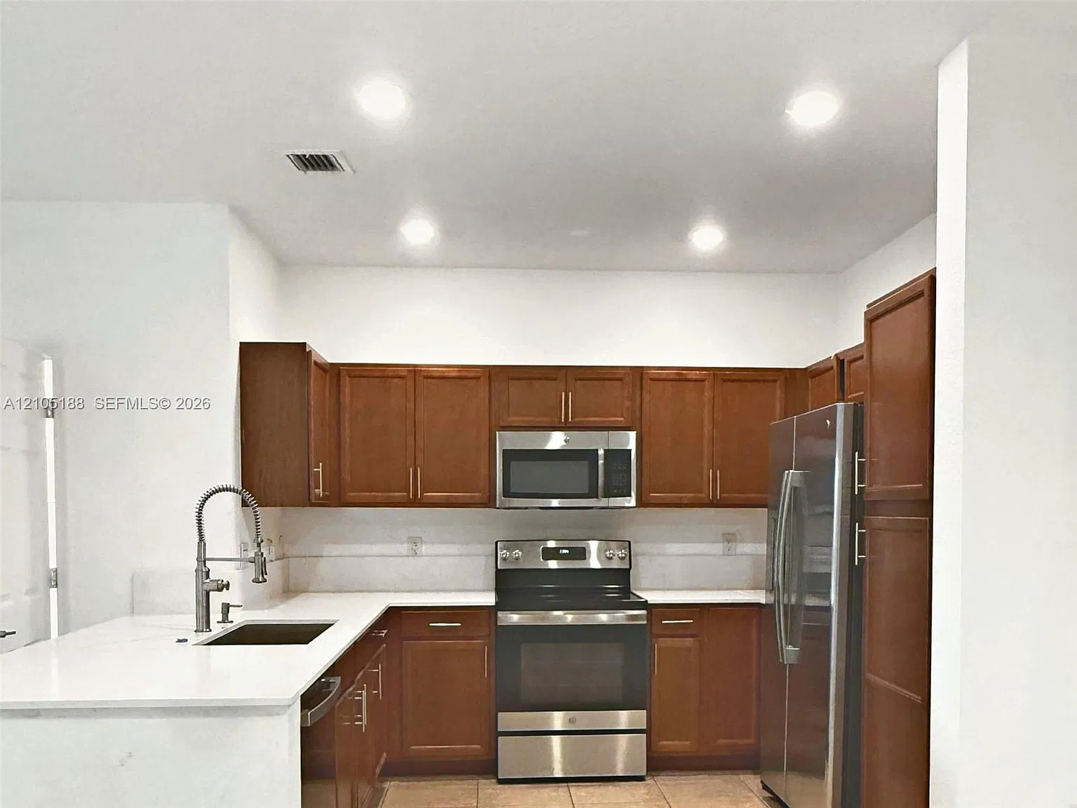 3 bed, 2.5 bath, 1668 sqft, $3,600 — Photo 3
