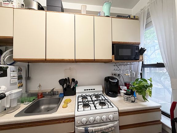 5th image of 121 E 31st St APT 6G