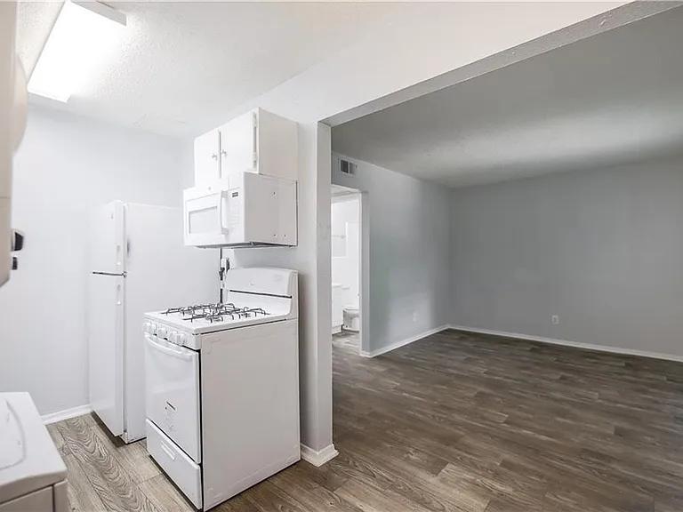 2401 Manor Rd #102 — Photo 7