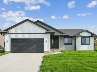 1820 Shady Grove Rd SW, Cedar Rapids, IA 52404