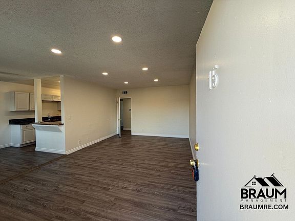 4th image of 13115 Oxnard St APT 15