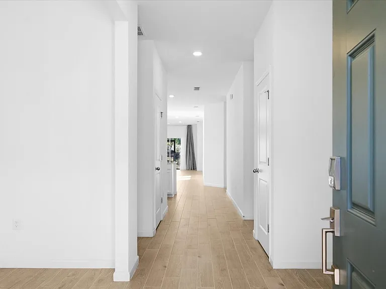 100 Lake Sinclair St — Photo 6