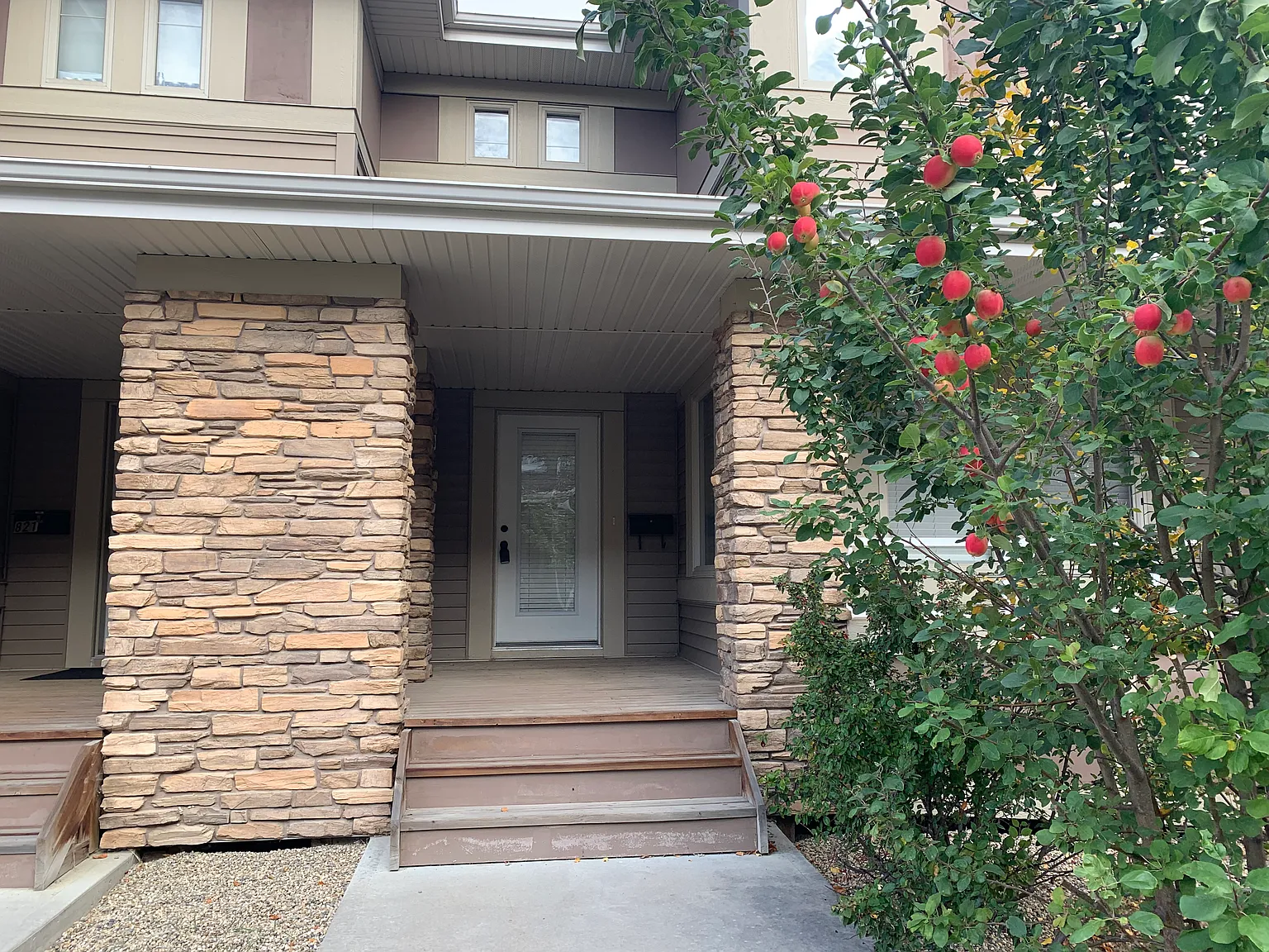 823 Valour Mews — Photo 2