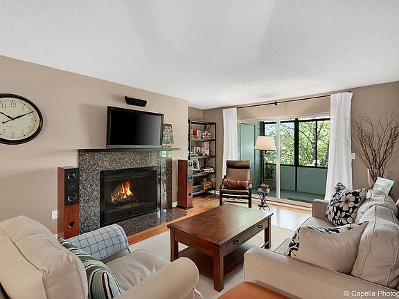 Living Room with fireplace