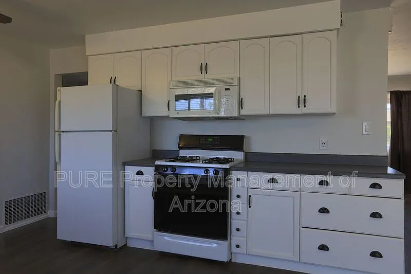 3 bed, 2.0 bath, 1232 sqft, $1,995 — Photo 4