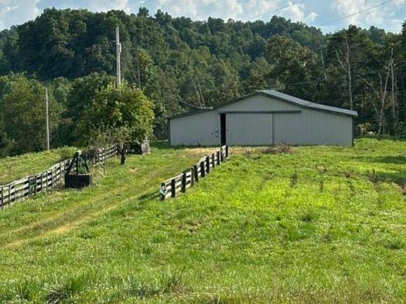 3rd image of 610 Matthew Ln