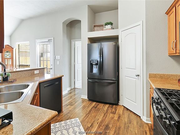 4th image of 2736 Silver Oak Dr