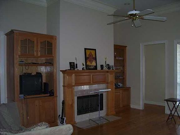 4th image of 202 Cresthill Dr