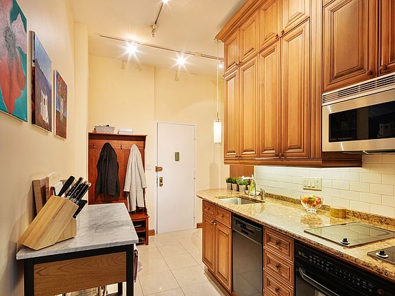 4th image of 140 W 69th St APT 129A