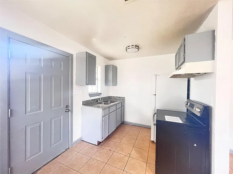 5602 Hirsch Rd — Photo 8