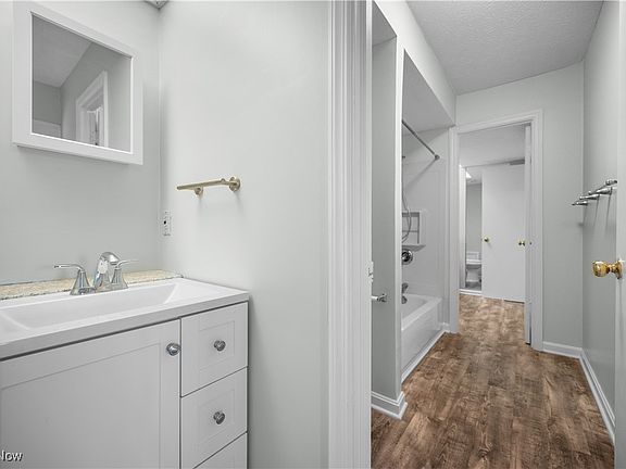 4th image of 2101 Glouchester Dr