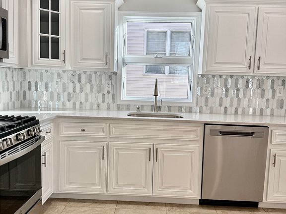 5th image of 621 Marcy Ave Floor 1