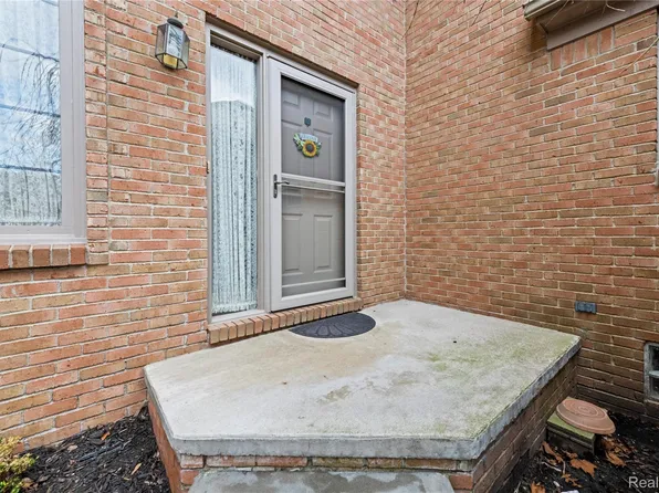 4660 Royal Cove Dr #5, Utica, MI 48316