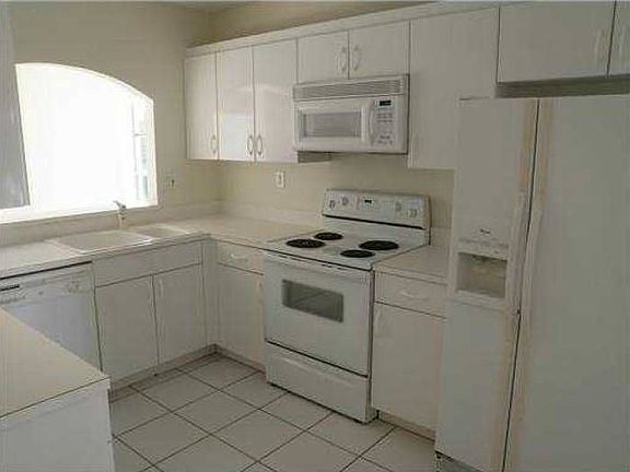 4th image of 10992 NW 63rd St