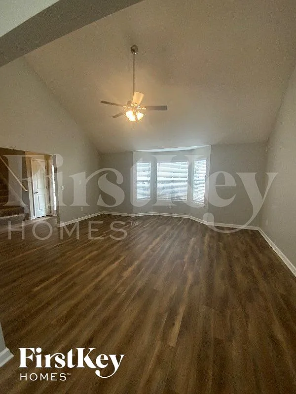 3 bed, 2.5 bath, 2132 sqft, $2,195 — Photo 2