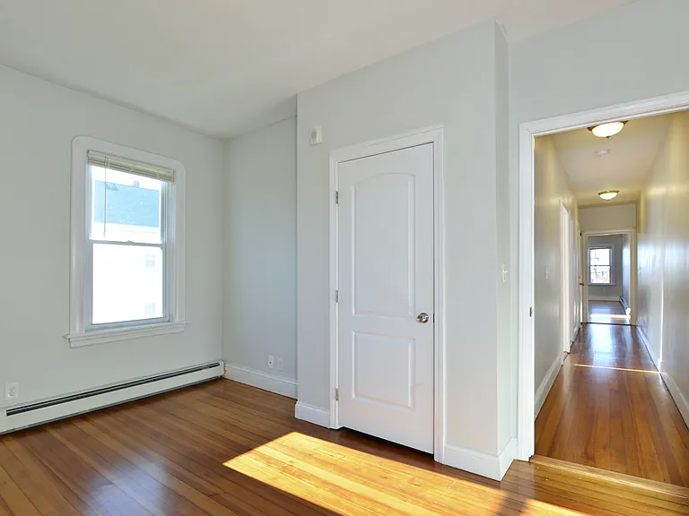 181 Camp St #1R — Photo 4