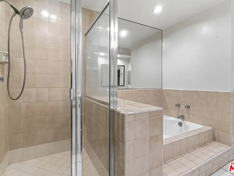500 S Barrington Ave #2 — Photo 20