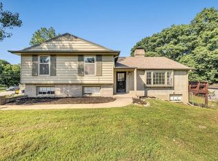 24 NW Greentree Ln, Kansas City, MO 64116