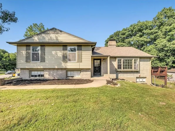 24 NW Greentree Ln, Kansas City, MO 64116