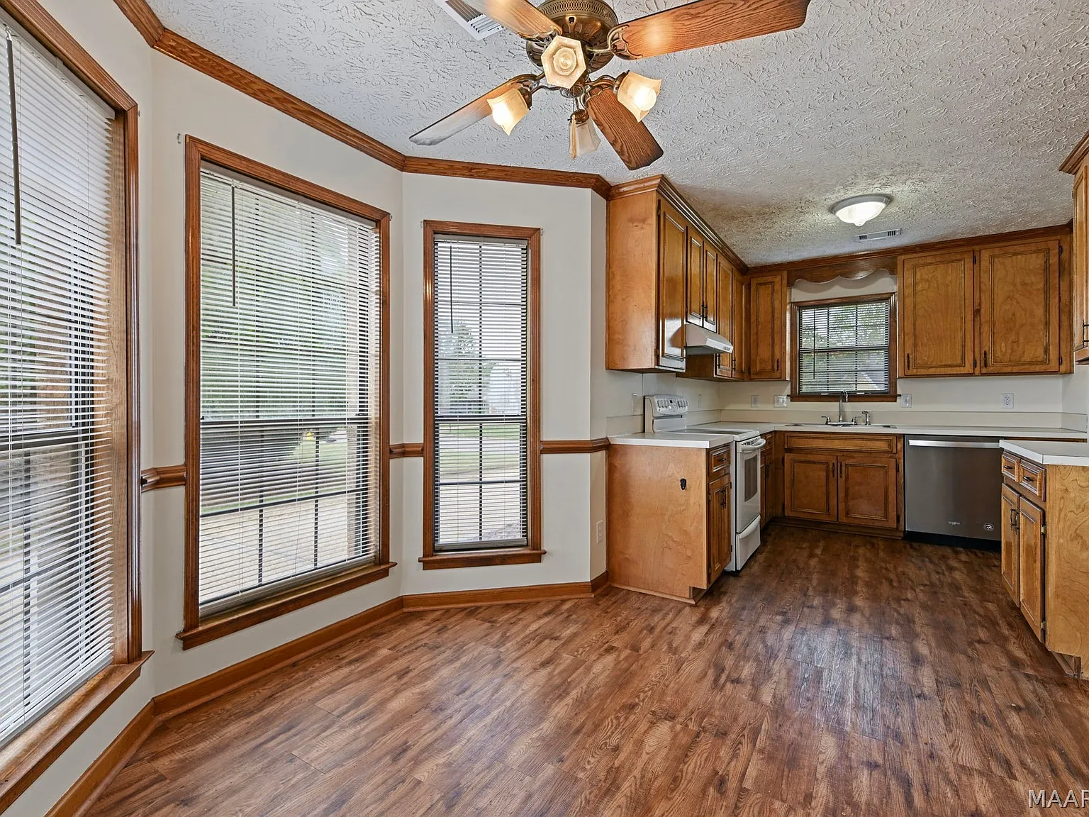 3 bed, 2.0 bath, 1665 sqft, $1,550 — Photo 3