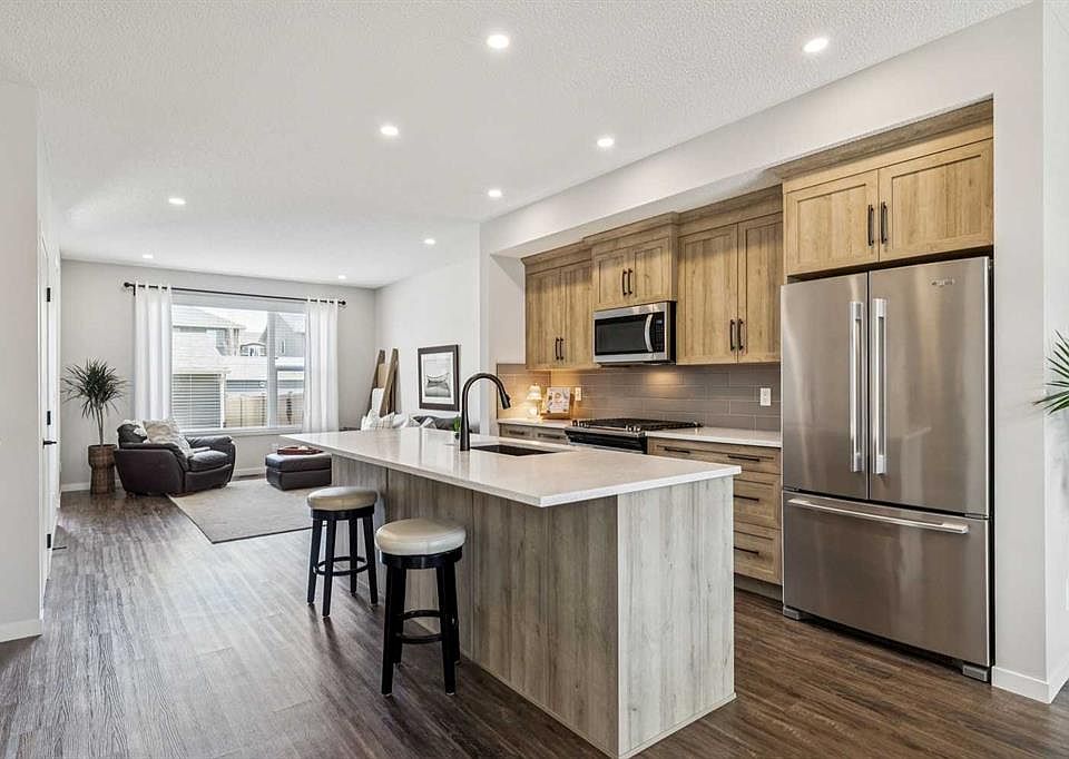 1st image of 43 N Willow Cres