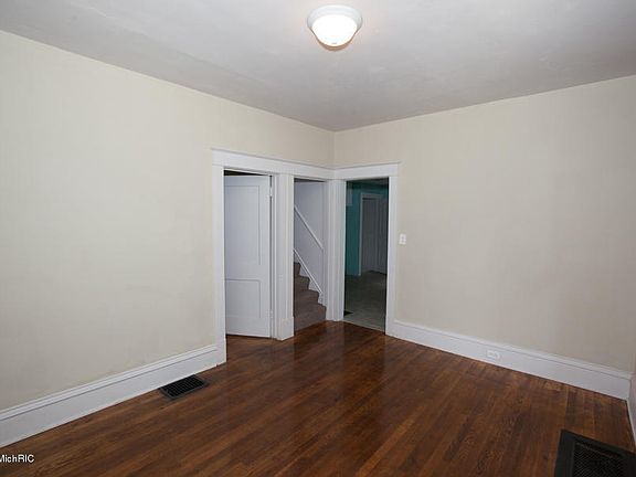 2nd image of 548 Pettibone Ave NW