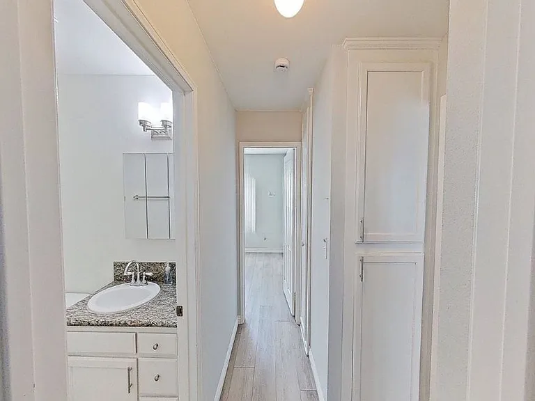 Regina Apartments — Photo 18