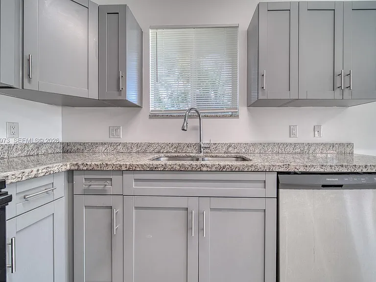 14708 NE 7th Ave #14711 — Photo 23