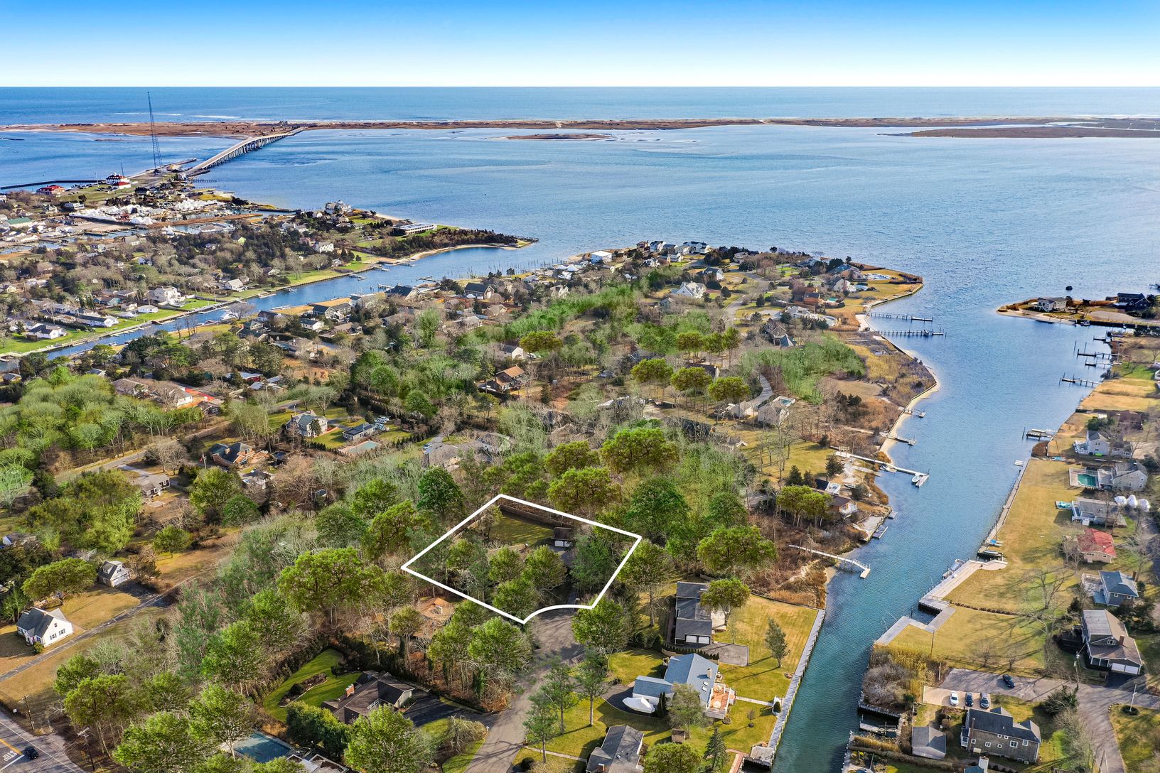  Spacious 6 Bed Hamptons Summer Getaway with Pool and detached 2 Car Garage