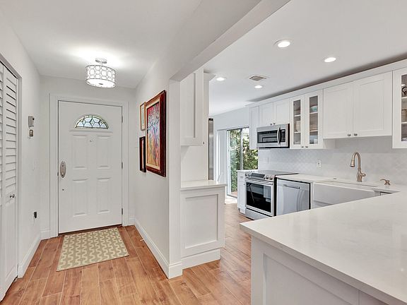 5th image of 17 Stratford Drive #A
