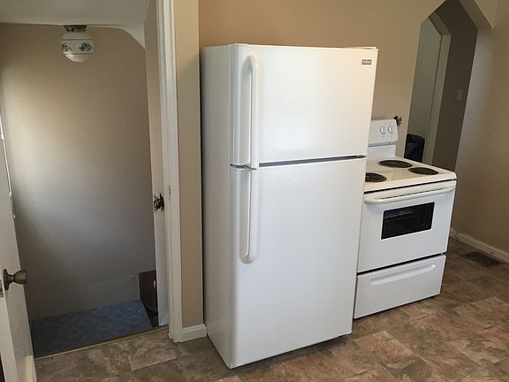 New Fridge and Range. Basement access through kitchen