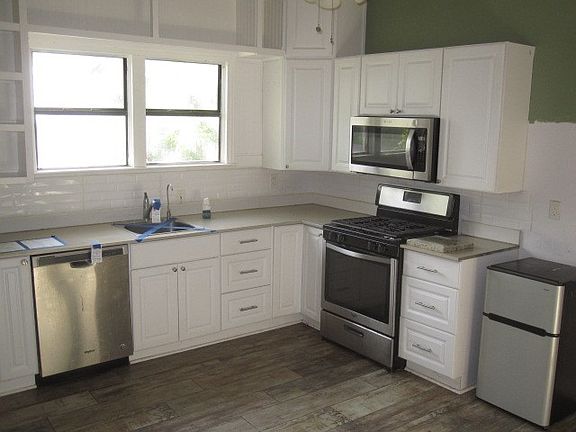 5th image of 400 William St