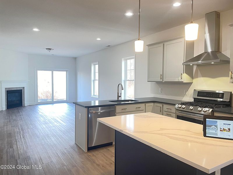3rd image of 6 Blair Court