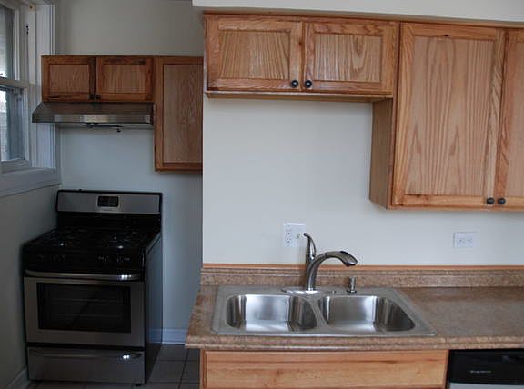 2nd image of 6316 N Artesian Ave APT 201