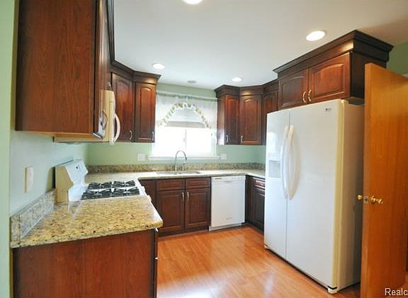 3rd image of 15240 Knolson St