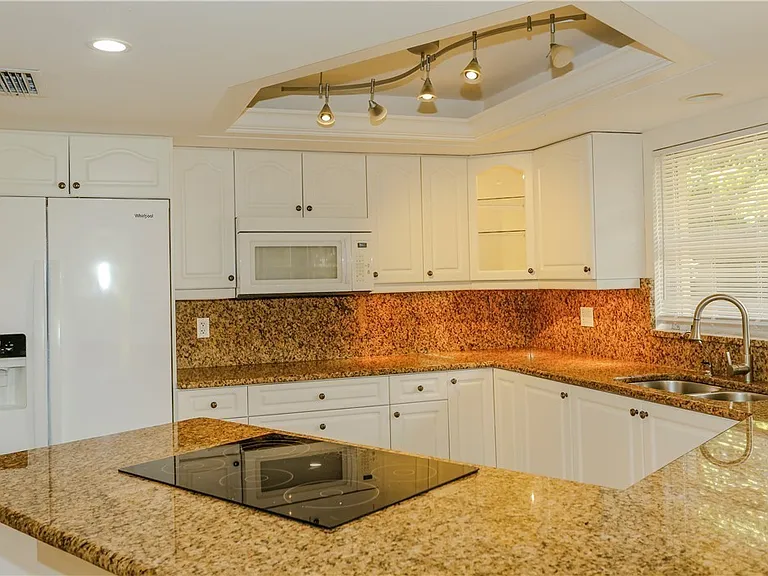 5654 Eichen Cir W — Photo 7