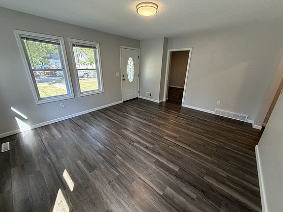 4th image of 608 E Haley St