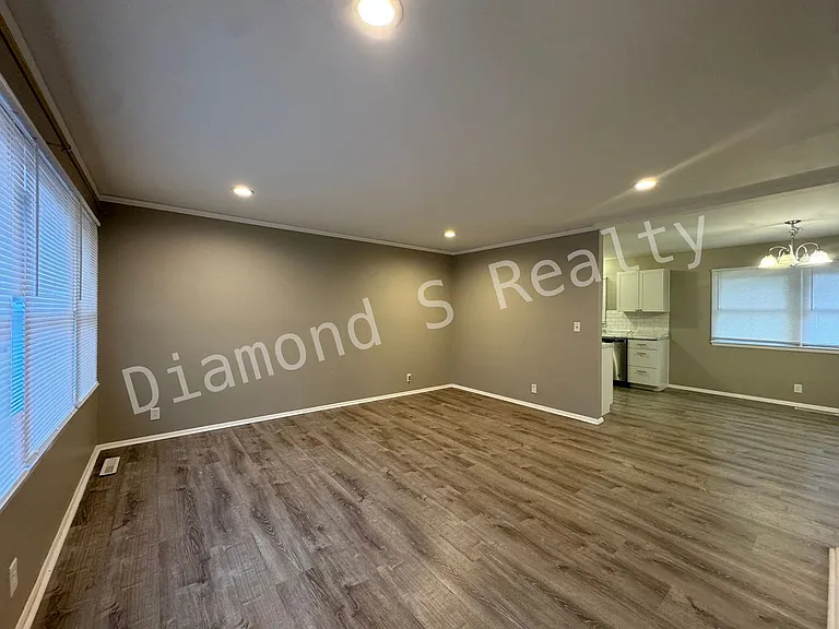 2202 S Prospect Ct — Photo 3