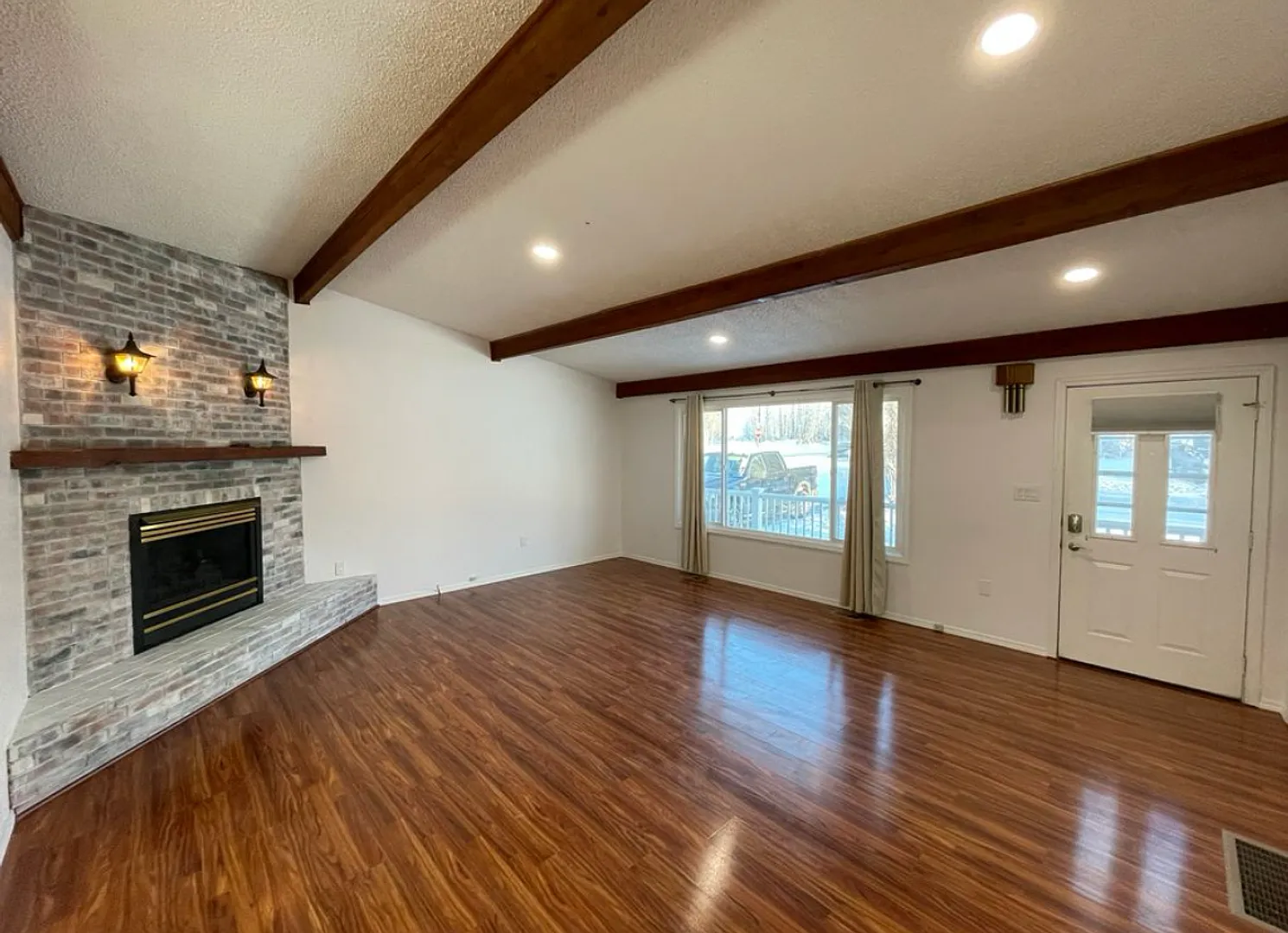 Well cared for 3 bedroom/ 2 bathroom Ranch Style home in Palmer with fenced in back yard and 2 ca... — Photo 3