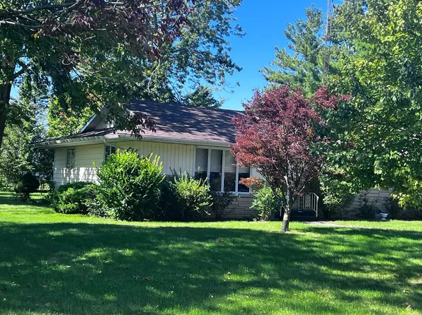 526 N 4th St, Cissna Park, IL 60924