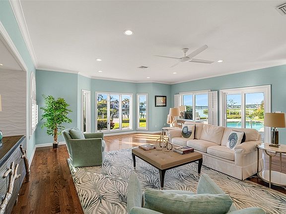 3rd image of 681 Lake Dr