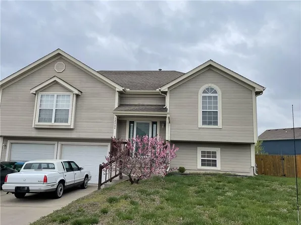 12204 White Oak St, Peculiar, MO 64078