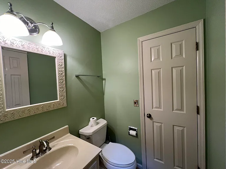225 E New York Ave — Photo 5