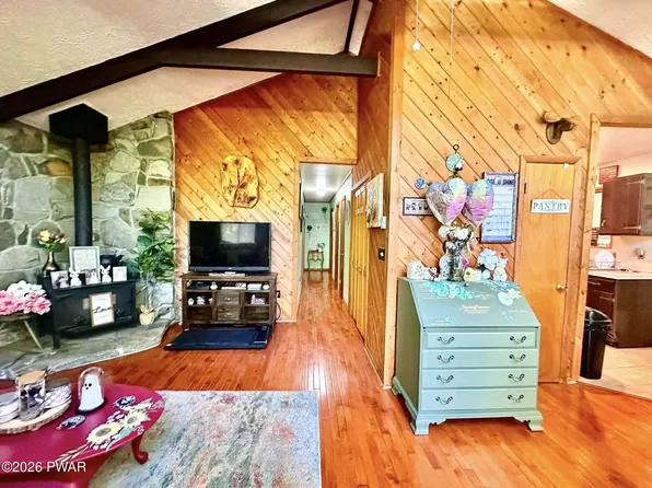 107 Fetlock Dr, Hawley, PA 18428
